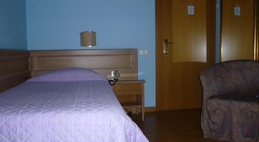 Hotel Ascot Бинаско Экстерьер фото