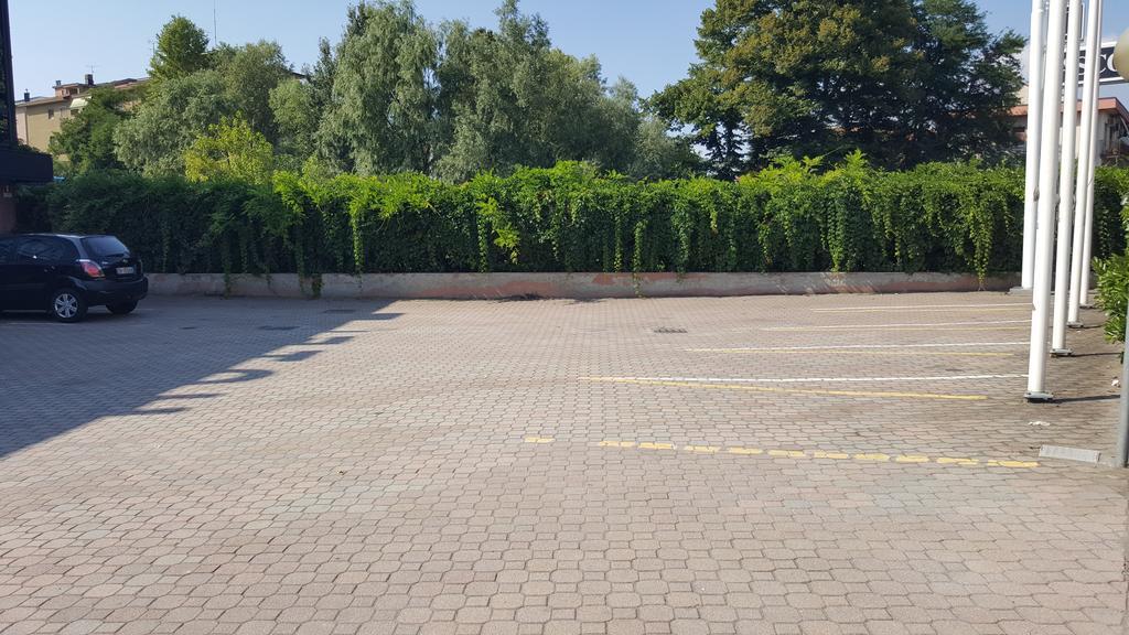 Hotel Ascot Бинаско Экстерьер фото