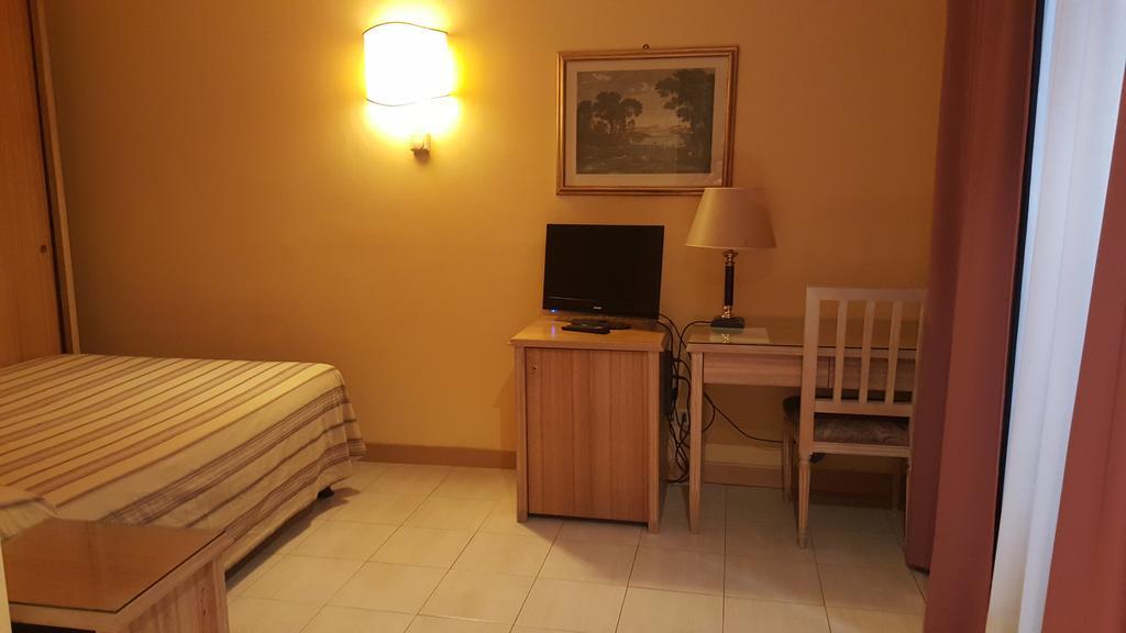 Hotel Ascot Бинаско Экстерьер фото