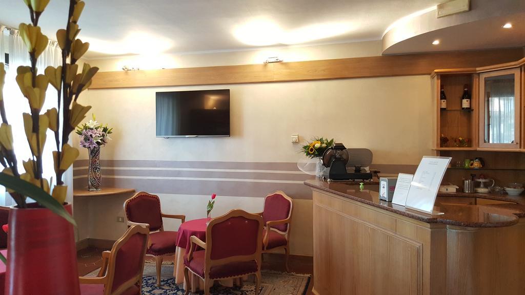 Hotel Ascot Бинаско Экстерьер фото